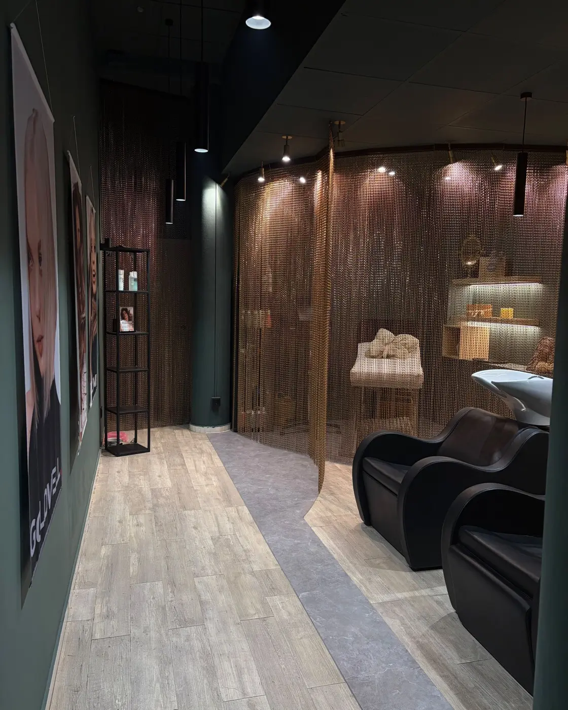 Pasillo del salón con la cortina de cobre y los sillones de lavado