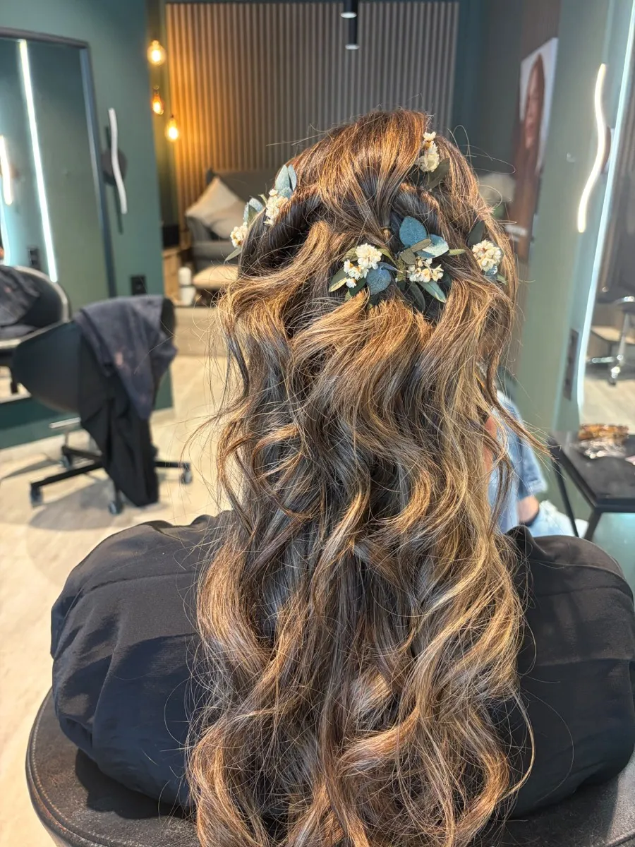 Recogido de novia con ondas y flores naturales